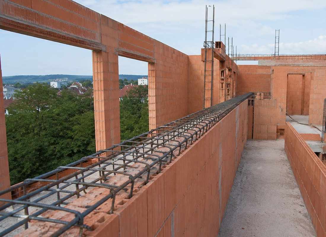 postavljen serklaž na ciglama na gradilištu