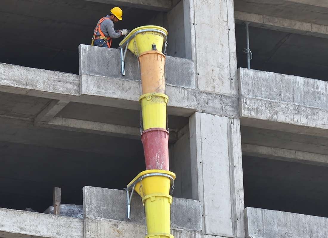 radnik postavlja cev za šut